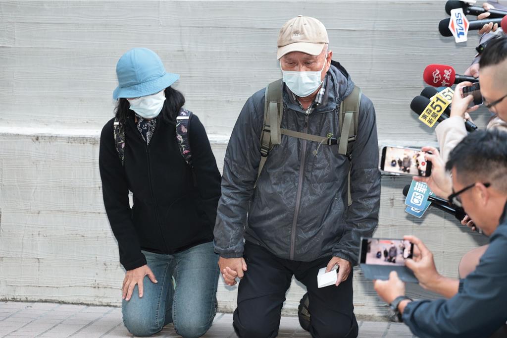 張文父母下跪道歉。 中時