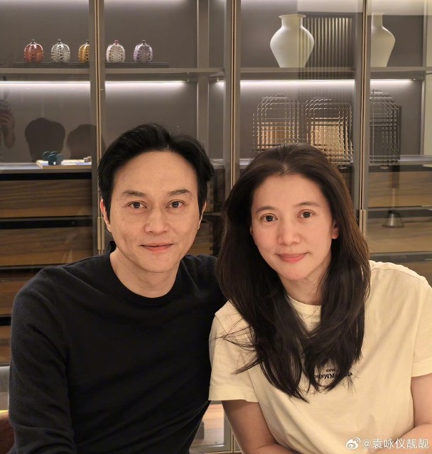 前日(8日),袁詠儀在微博上分享了一張與張智霖的素顏家居合照慶祝結婚24周年紀念。 前日(8日),袁詠儀在微博上分享了一張與張智霖的素顏家居合照慶祝結婚24周年紀念。