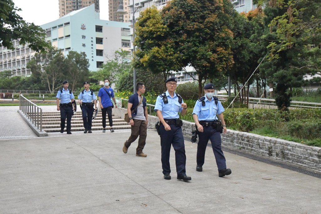 警員於附近公園搜索。徐裕民攝