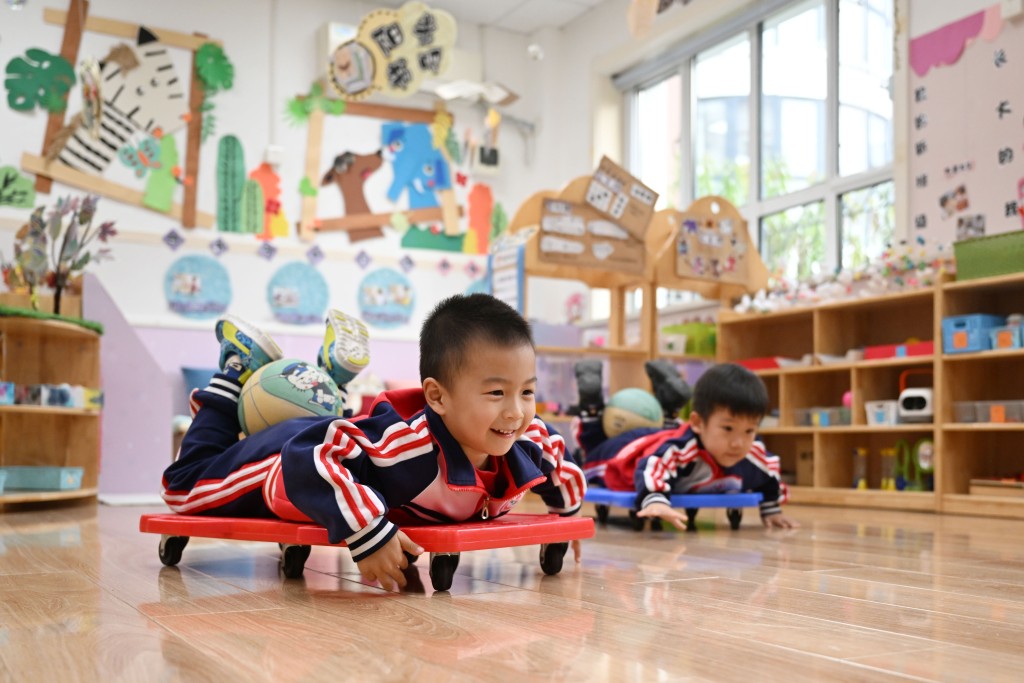 天津市和平区第五幼儿园的小朋友在室内开展活动。新华社