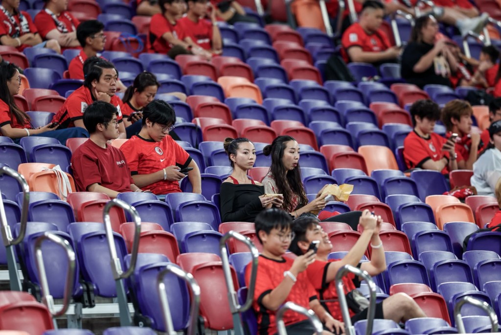 现场有少数港队球迷留下欣喜尾场赛事。何家豪摄