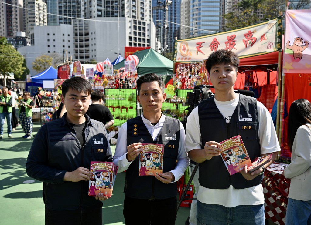 海關會加強巡查各區售賣年宵貨品的地點，包括年宵市場及商舖。