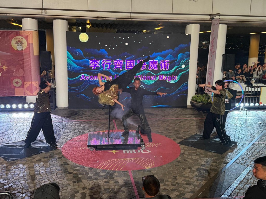 他指表演时间只有约分半钟，围绕整个尖沙咀，要在不同位置完成四次。