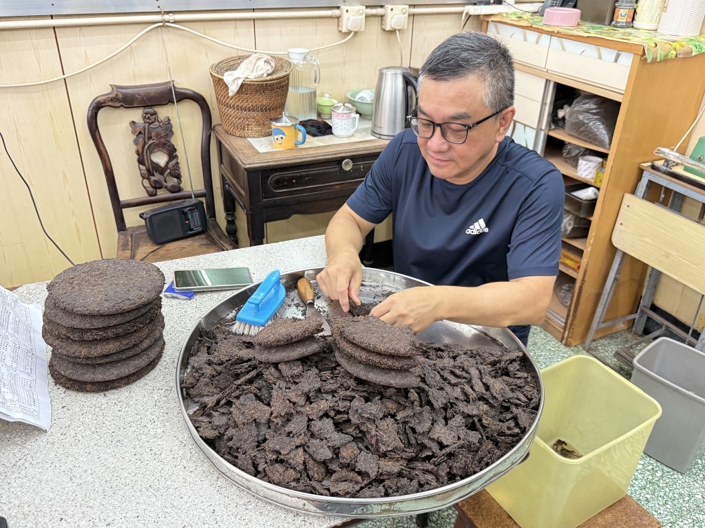 劉生平時工作之一為「拆茶餅」。曹露尹攝