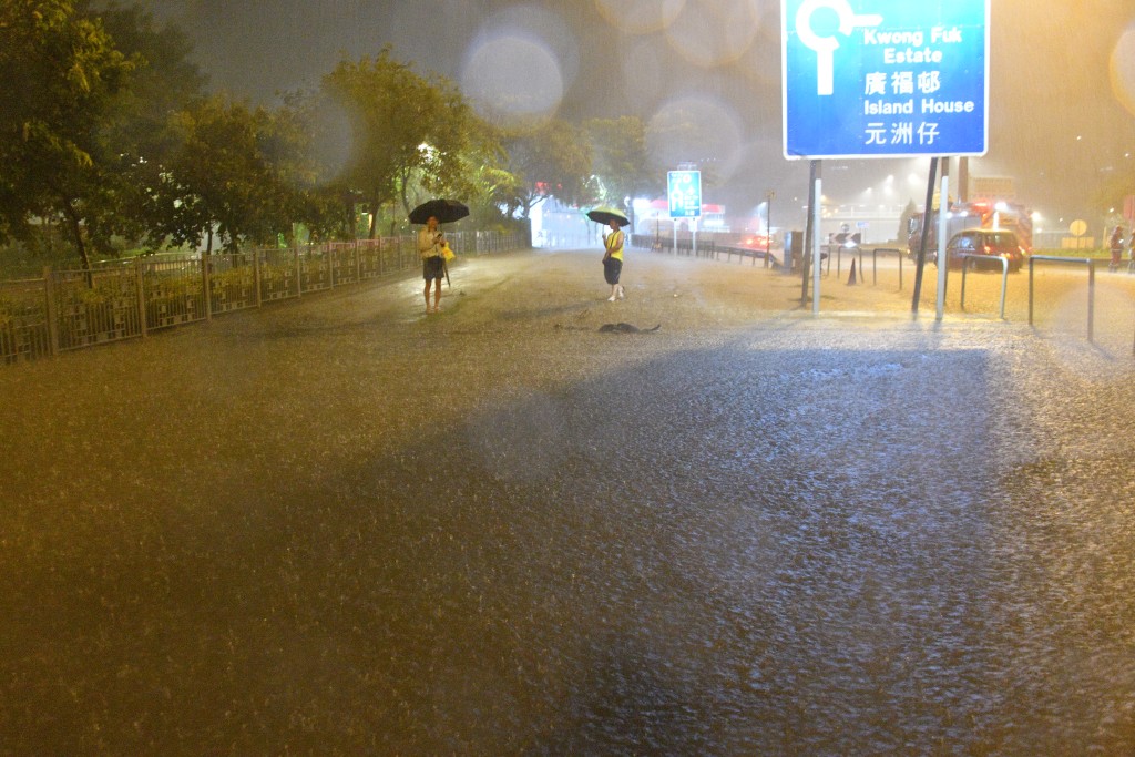 大埔广福邨附近水浸。伍明辉摄