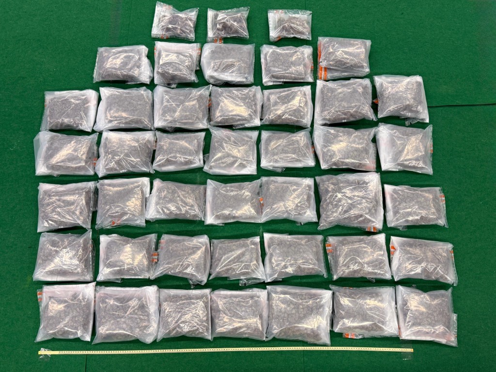 第一宗案件中檢獲的懷疑大麻花。政府新聞處圖片 第一宗案件中檢獲的懷疑大麻花。政府新聞處圖片