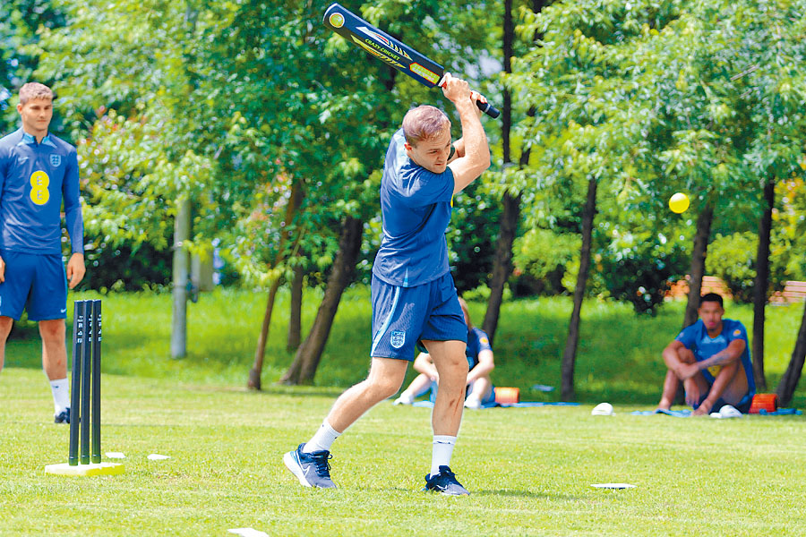 英軍於休息時間愛玩乒乓球、板球等活動，氣氛融洽。