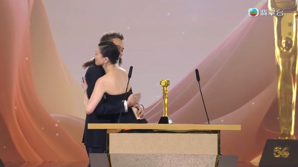 二人更在台上拥抱。