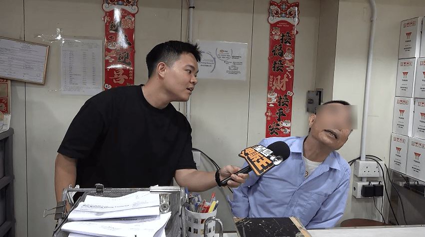 鄰近商戶陳先生指吹哨姐會望向天默然不語,有時還會指向雲層,令人摸不着頭。 鄰近商戶陳先生指吹哨姐會望向天默然不語,有時還會指向雲層,令人摸不着頭。