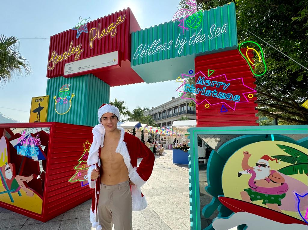 今年赤柱广场一反传统，以澳洲炎夏圣诞为主题，举办「Chillmas by the Sea」圣诞市集。
