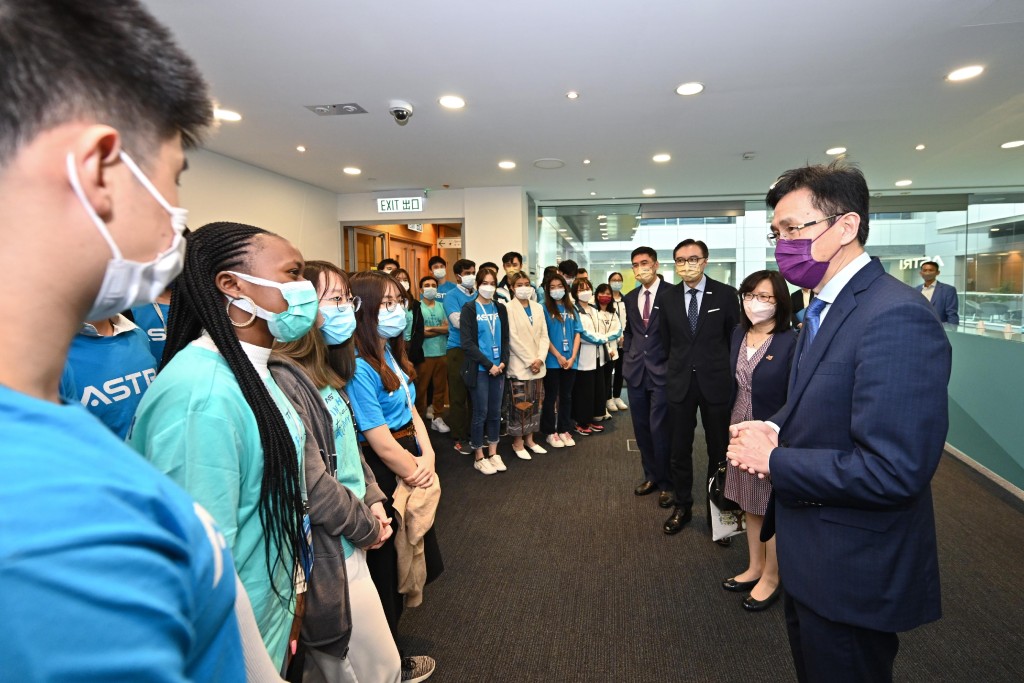 孙东（右一）参观香港应用科技研究院，与年轻研发人员及暑期实习生交流。政府新闻处图片