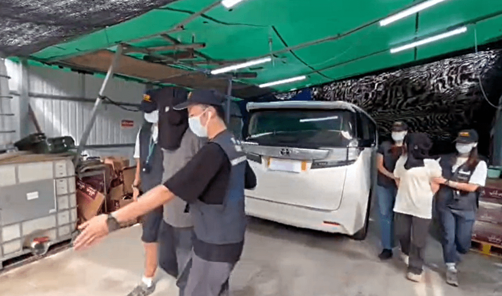 海關將涉案人士帶走。香港海關提供