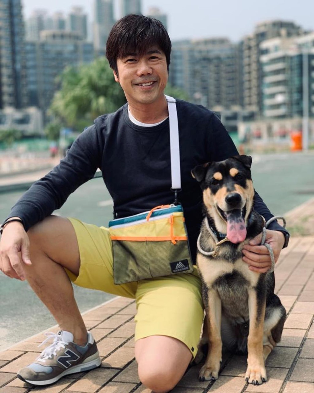 日前仲被拍得跟Rubber Band鼓手泥鯭帶愛犬去寵物診所做絕育手術。