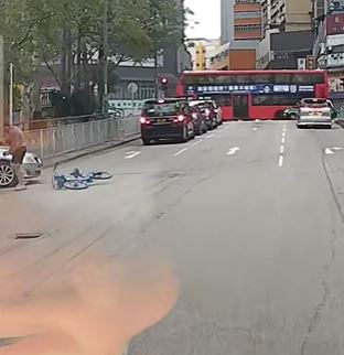 單車漢行去私家車司機位旁，之後影片拍不到兩人。fb車cam L（香港群組）Lisa Wong影片截圖