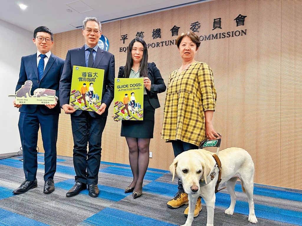 平機會推出《導盲犬:實用指南》,導盲犬使用者陳貫霞(右)與其導盲犬Happy到場支持。