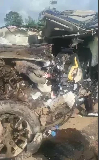 事故導致數輛車完全損毀。 加納通訊社