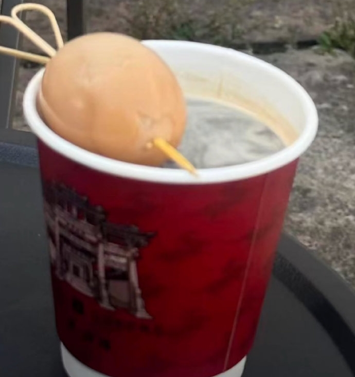 浙咖啡店推“童子尿蛋美式”，日销百杯。
