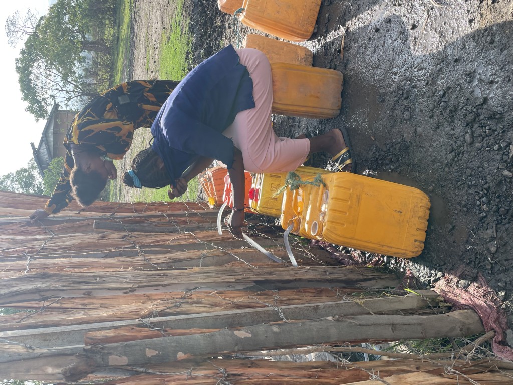 ●居民在抽水站取用食水。