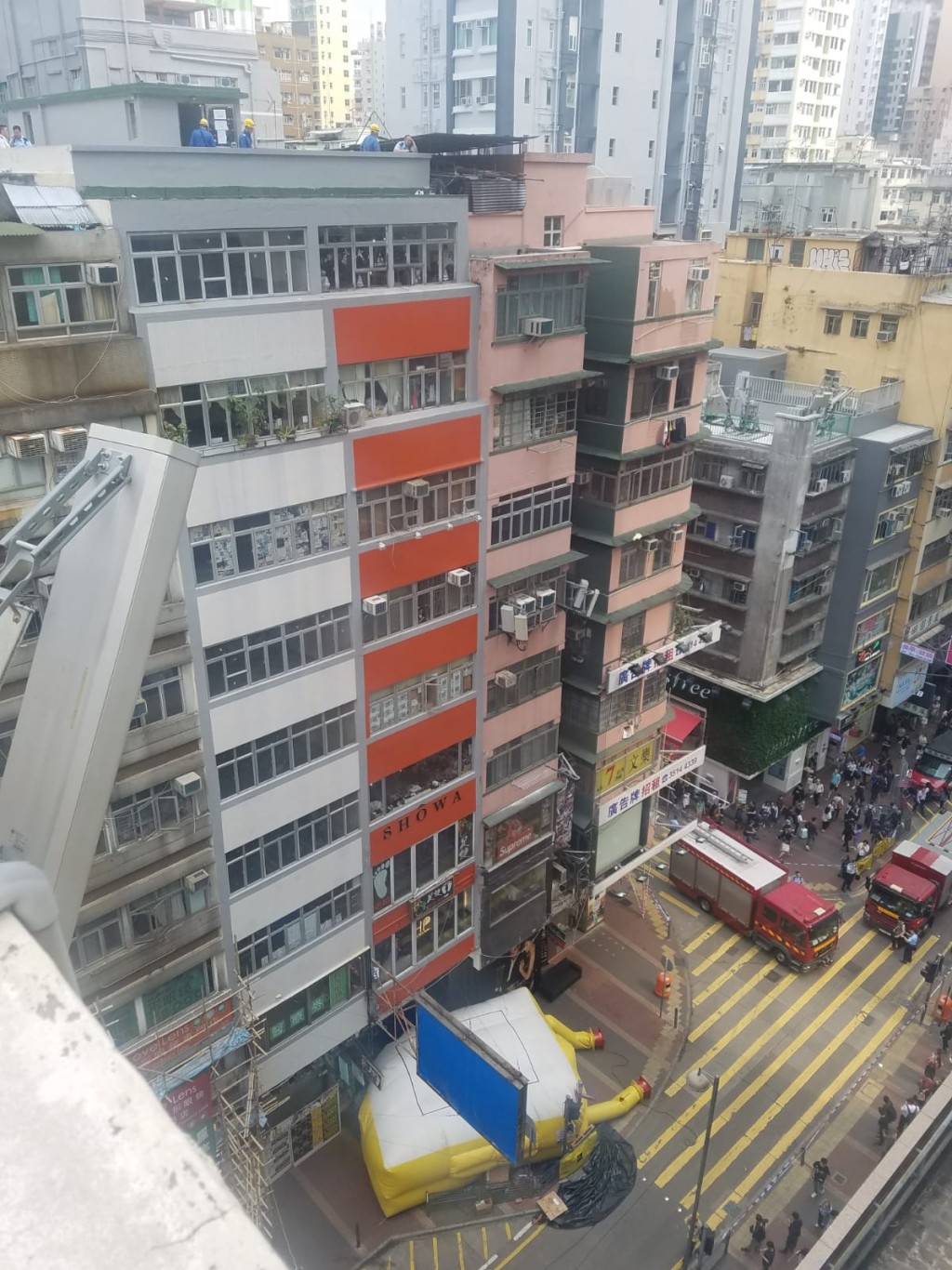消防員開救生氣墊戒備。 林思明攝