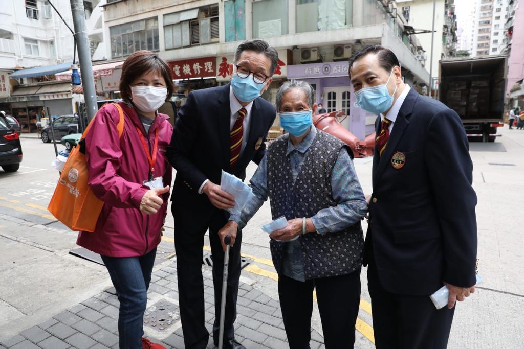 嗇色園旗下耆英鄰舍中心附近街坊也受惠。