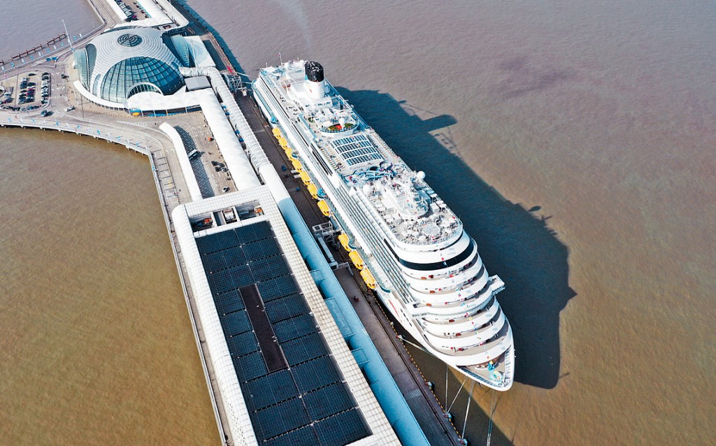 首艘国产大邮轮「爱达．魔都号」停靠在上海。