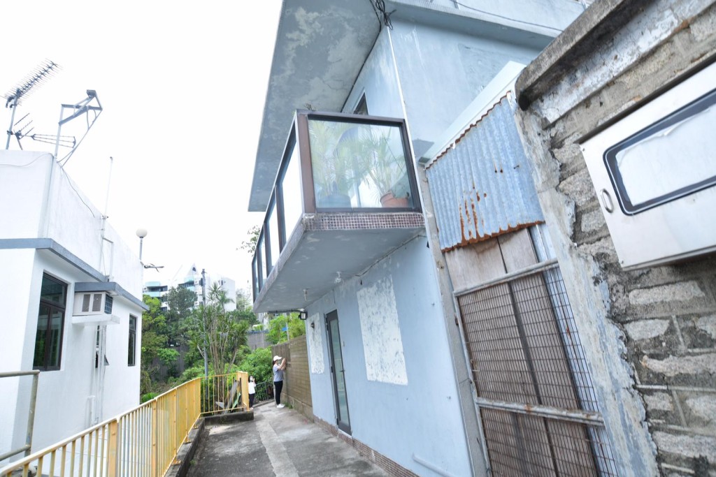 幾名西貢區議員到涉事的「牌照屋」了解情況