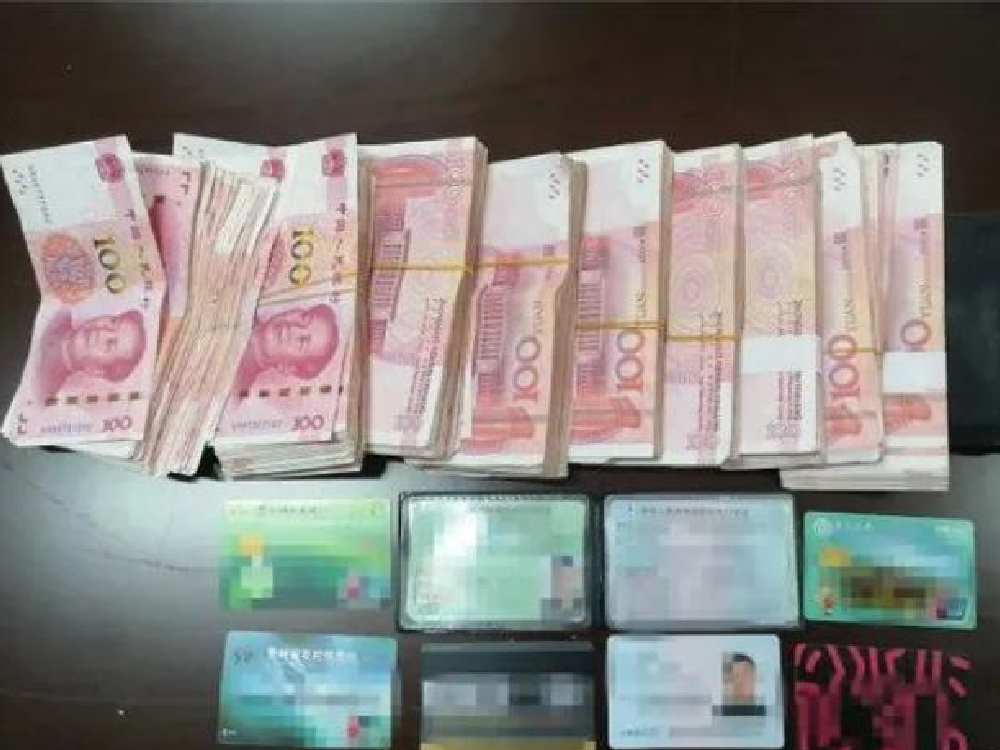 少年錯手拿到的背囊內有大量的鈔票。 （網上圖片）