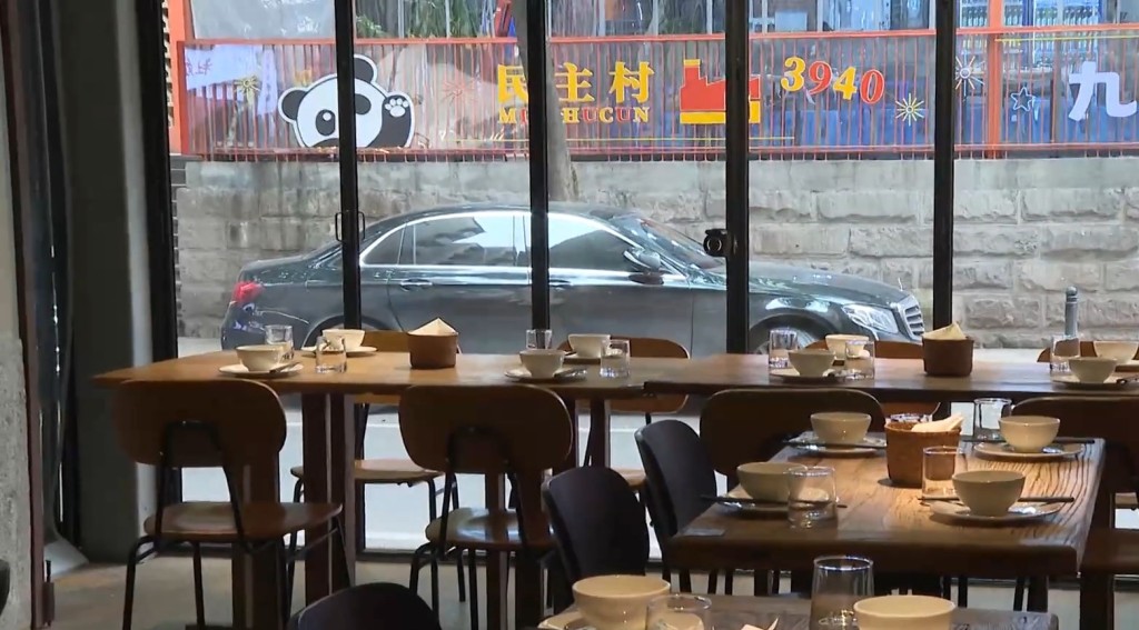 10人用餐竟無人付費。頭條新聞 10人用餐竟無人付費。頭條新聞