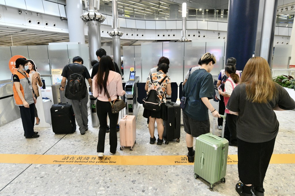 香港西九龙站为出发或终点站的高铁跨境列车班次今日起恢复服务。卢江球摄