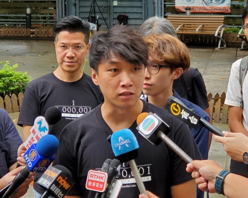 民陣召集人岑子杰(中)