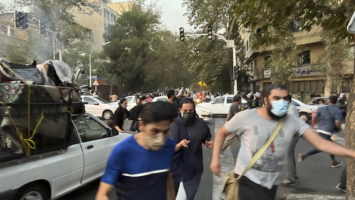 德黑蘭防暴警以催淚彈驅散示威者。AP圖片