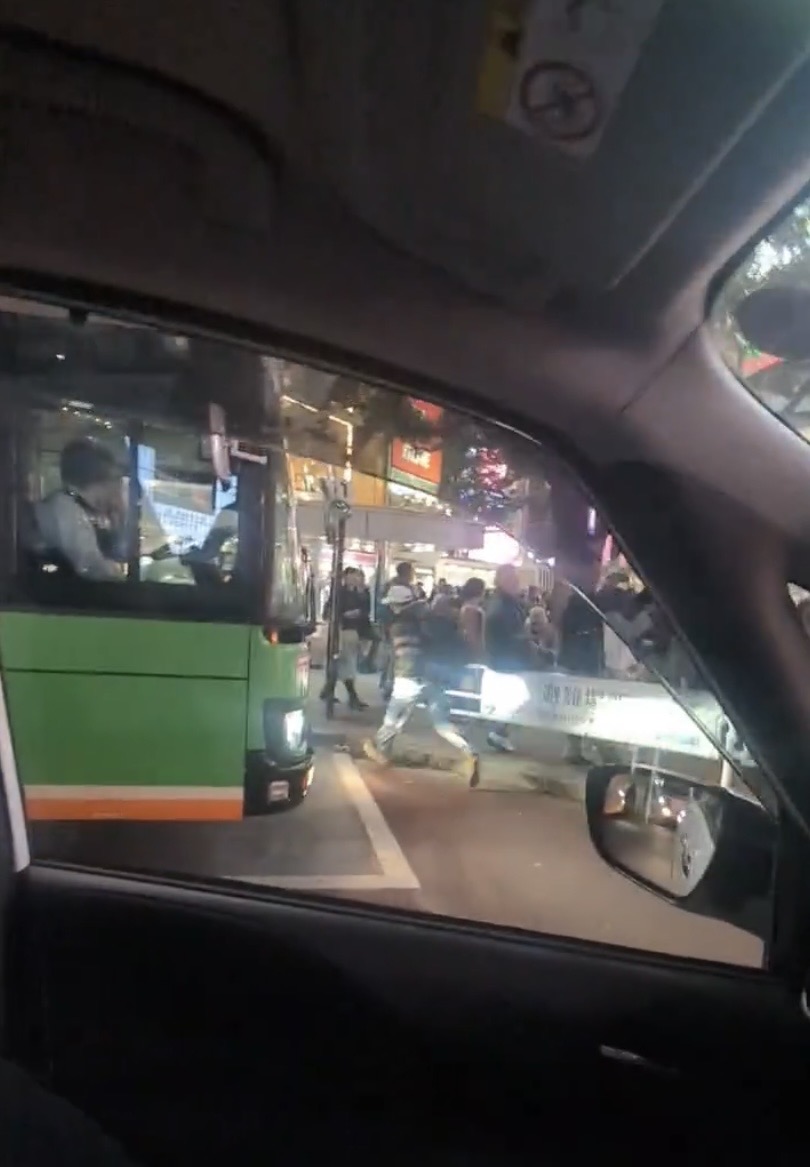 涩谷十字路口男子泼液点火后逃逸。    X@Physical_milkaq