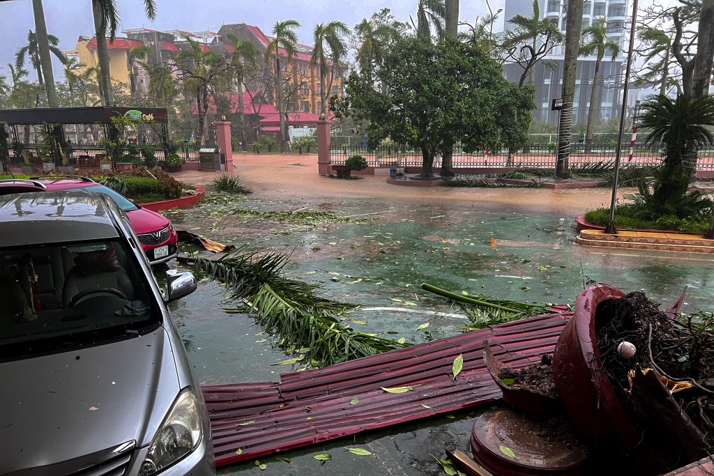 海防市多处有水浸地方。(路透社)