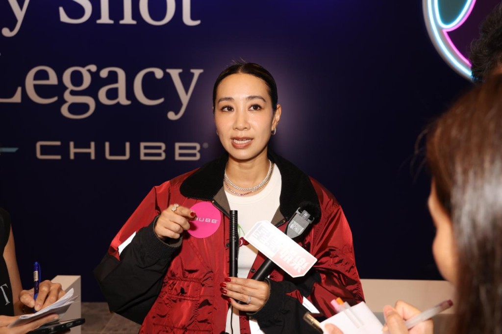 吳雨霏憶起大約13歲,同學擔任球僮並偕同她觀賽,因此認識參賽者Brian。 吳雨霏憶起大約13歲,同學擔任球僮並偕同她觀賽,因此認識參賽者Brian。