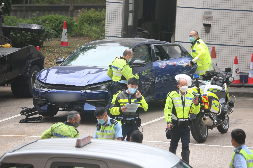 警员检验涉事私家车。