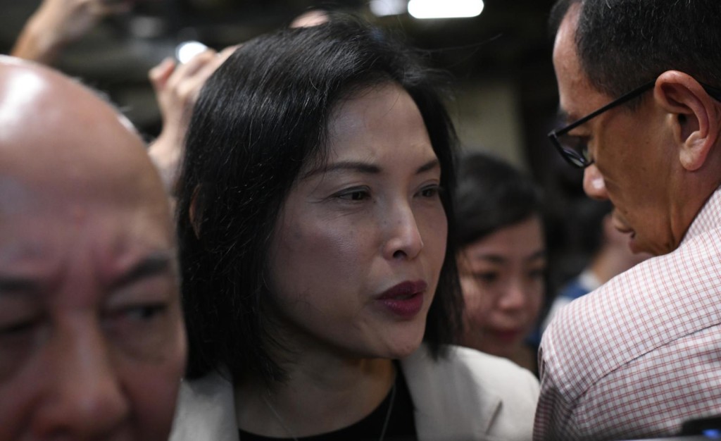 馮永業妻子馮程淑儀離開法庭時沒有回應記者提問。