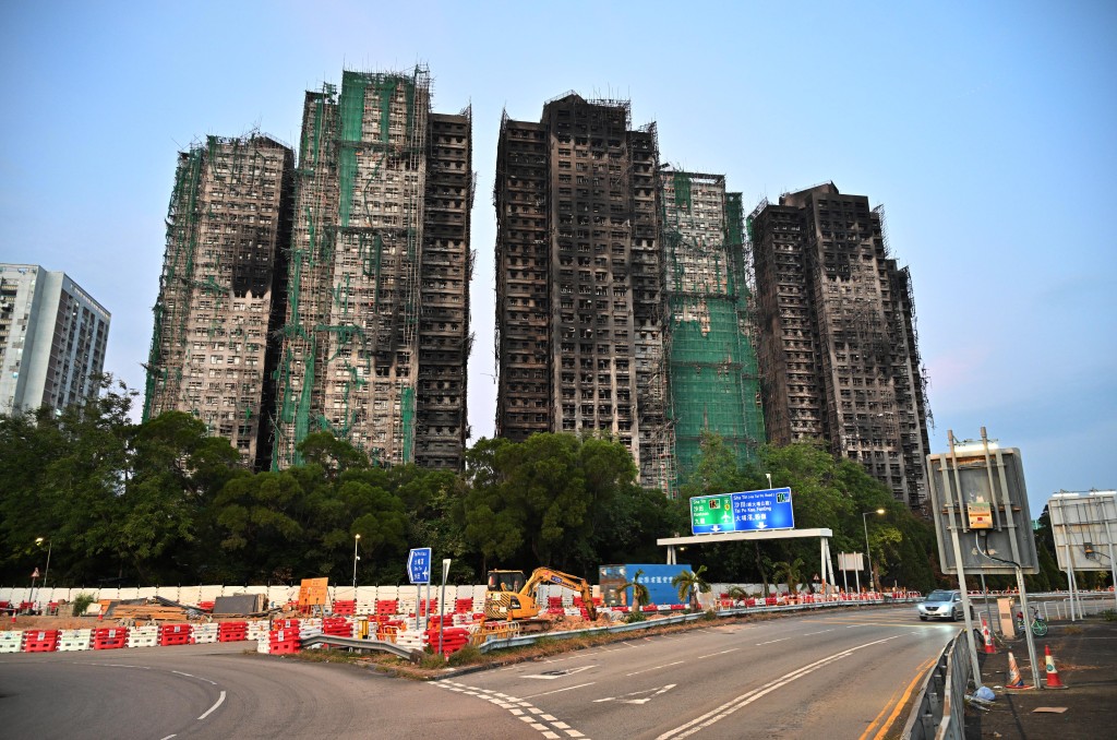 至於災民何時可以返回單位視察,卓永興則表示,由於火災對樓宇結構影響嚴重,若安排大批居民進入樓宇單位,需考慮負重及現場環境。資料圖片 至於災民何時可以返回單位視察,卓永興則表示,由於火災對樓宇結構影響嚴重,若安排大批居民進入樓宇單位,需考慮負重及現場環境。資料圖片