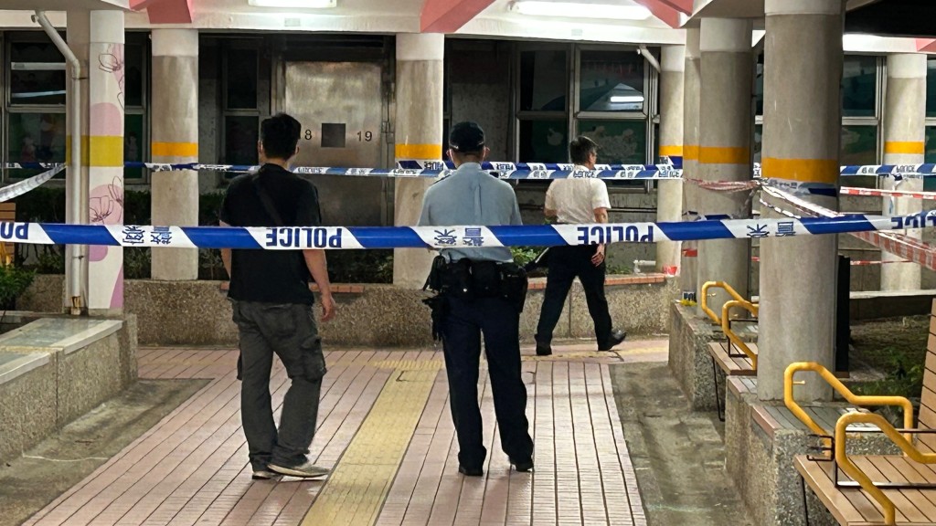 警員封鎖大廈一帶進行調查。蔡楚輝攝
