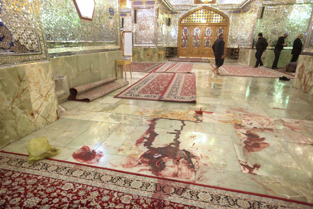 受袭清真寺大堂地上满是血迹。AP