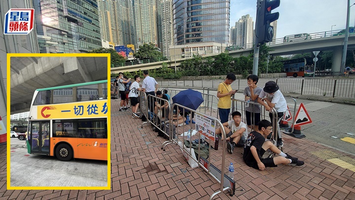 大批新巴迷在長沙灣甘泉街總站等候乘搭尾班車。尹敬堂攝