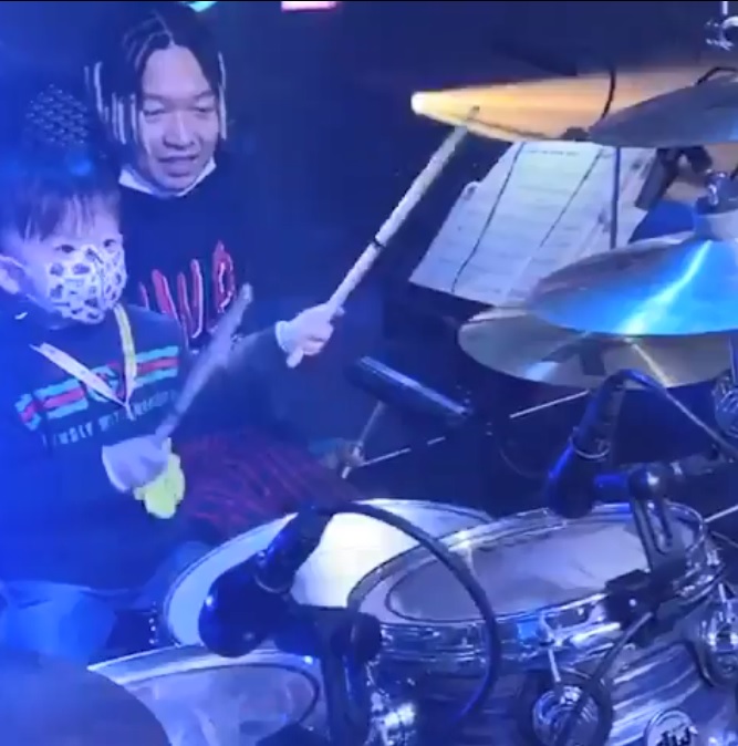只有4歲的Jazz已識睇樂譜打鼓。