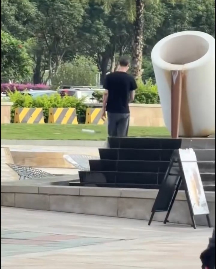 刀手將兇器棄置地上。互聯網