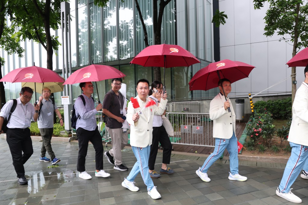   奧運港將參加勝利巡遊，乒乓球隊總教練李靜表情鬼馬。徐嘉華攝