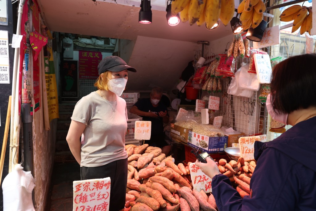 豬肉檔旁的女檔主識咗阿威好多年，大讚爆紅前嘅阿威都係有禮貌嘅靚仔，男檔主話阿威戴口罩比唔戴好睇。