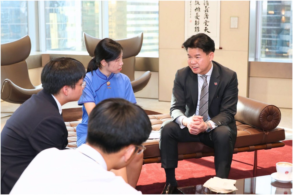 湯文龍向同學介紹，律師會作為香港律師的法定自我監管組織的角色與職能。