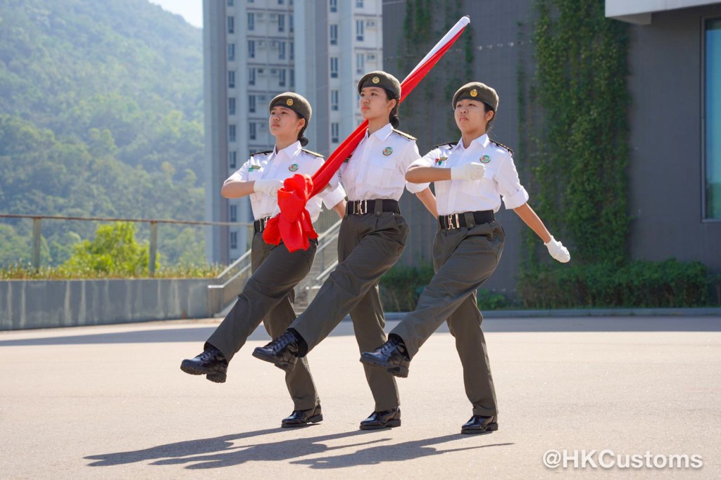 香港海關青年發展計劃（Customs YES）步操及護旗專隊成員參與活動。