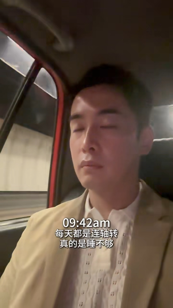 李日朗搭的士補眠。 李日朗搭的士補眠。