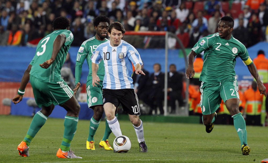 一○年南非世界杯，阿根廷于分组赛首战再次遇上尼日利亚，但美斯(蓝白衫)发挥平平，仅靠左闸轩斯士哥险胜1:0。AP资料图片