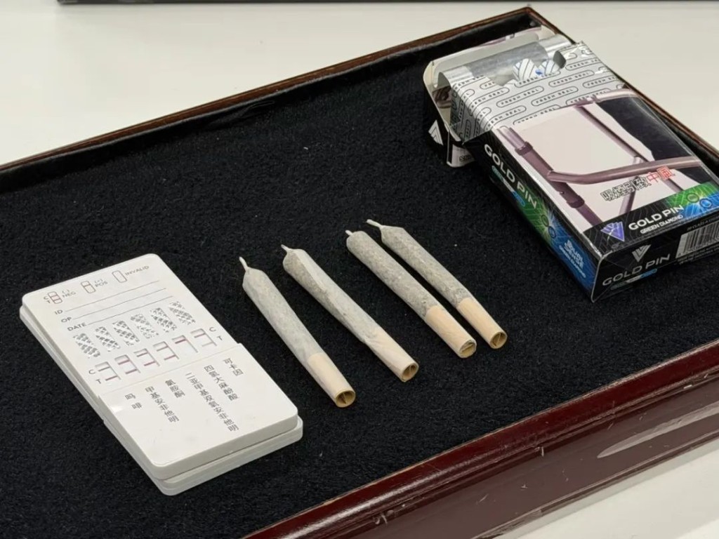 北上男子过关时被揭发身藏大麻烟。海关发布