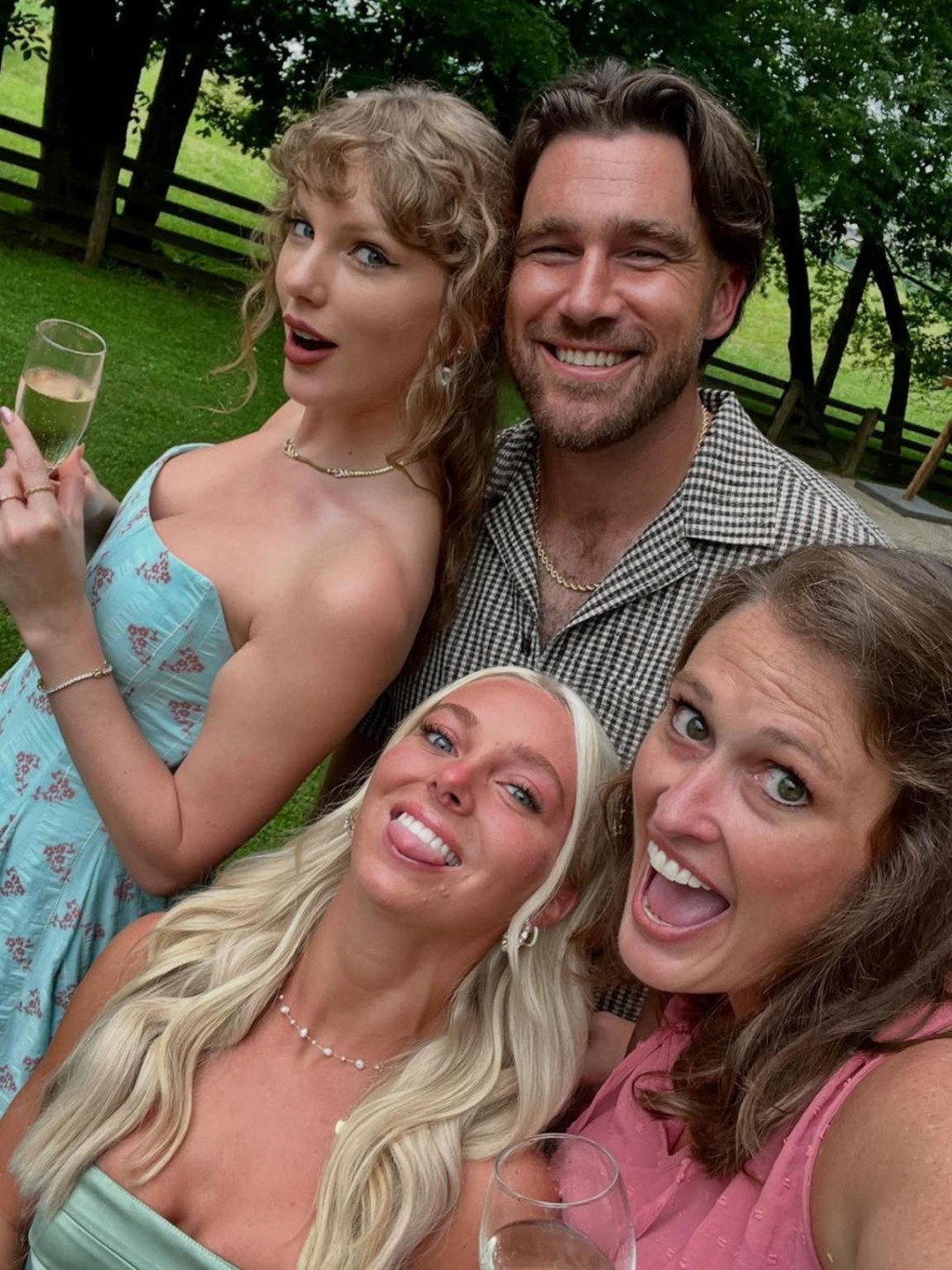 Katy Perry好友Taylor Swift(後排左)陪男友Travis Kelce(後排右)出席表親婚禮,卻意外爆出二人已秘婚的傳聞。 Katy Perry好友Taylor Swift(後排左)陪男友Travis Kelce(後排右)出席表親婚禮,卻意外爆出二人已秘婚的傳聞。